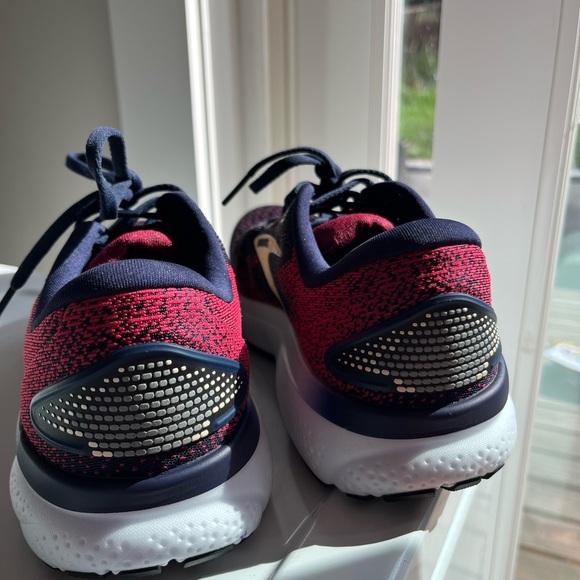 Brooks Women's Black and Pink Athletic Shoes - Picture 2 of 6